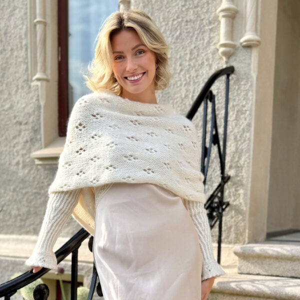 Eyelet sweaterscarf in off white